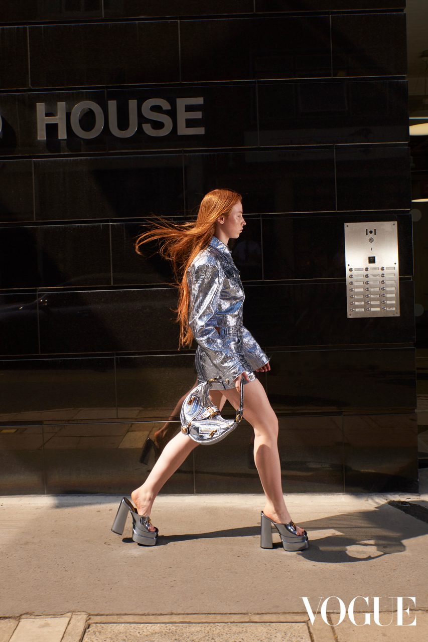 2023早秋時尚趨勢：METALLIC打造復古未來造型，致敬千禧年代風尚！