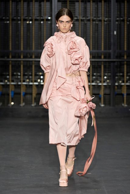 玫瑰花、婚禮蛋糕、珍珠手捧花⋯⋯Simone Rocha 用一場禮服彩排表達愛的宣言|Spring / Summer 2024