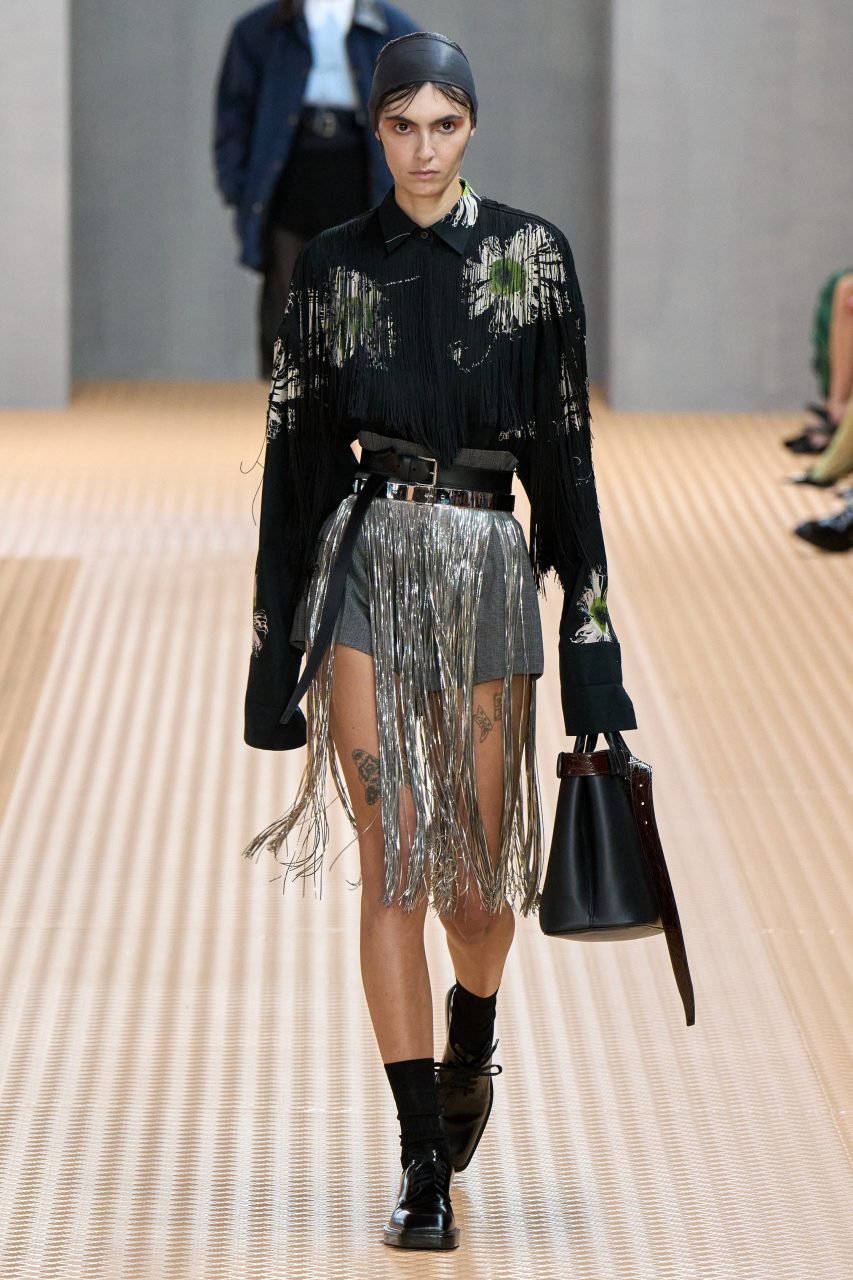 「改變事物、推動事物，這關乎了 Prada 的 DNA 進化。」Miuccia Prada 與 Raf Simons 再次於 Prada 挑戰傳統女裝框架｜Spring / Summer 2024