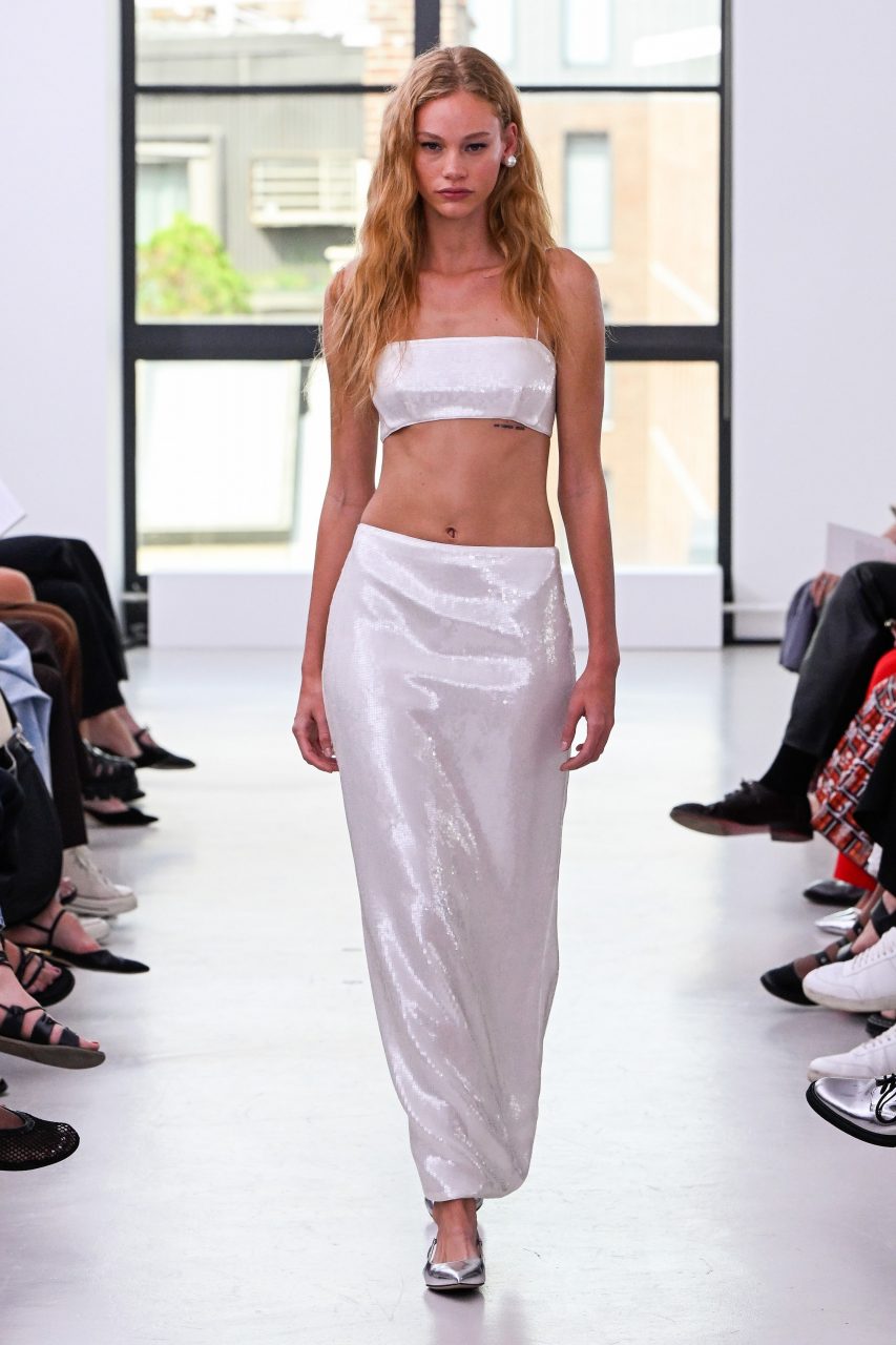 Theory 進行一場關於安靜著裝的研究，透過面料講述「都市制服」的故事｜Spring / Summer 2024