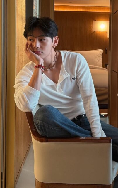 Style File:韓國天團 BTS 成員 V 金泰亨脫胎換骨?巴黎 Celine 時裝秀造型盡現帥氣風範