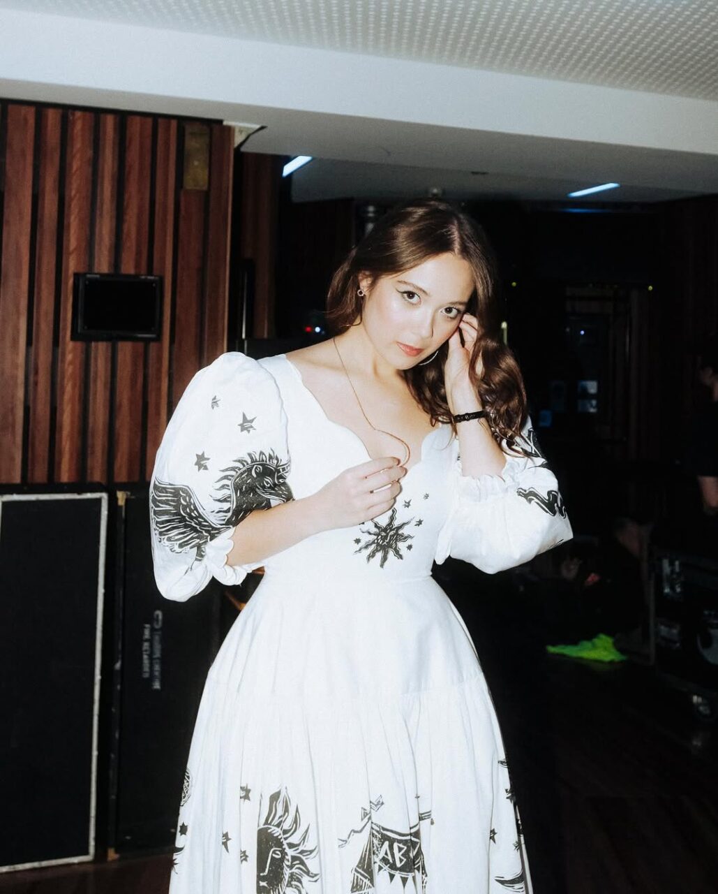 冰島混血華裔歌手Laufey 8月推出新碟《A Matter of Time》！擁有超越年齡的醇美聲線，了解她由內而外散發出的魅力