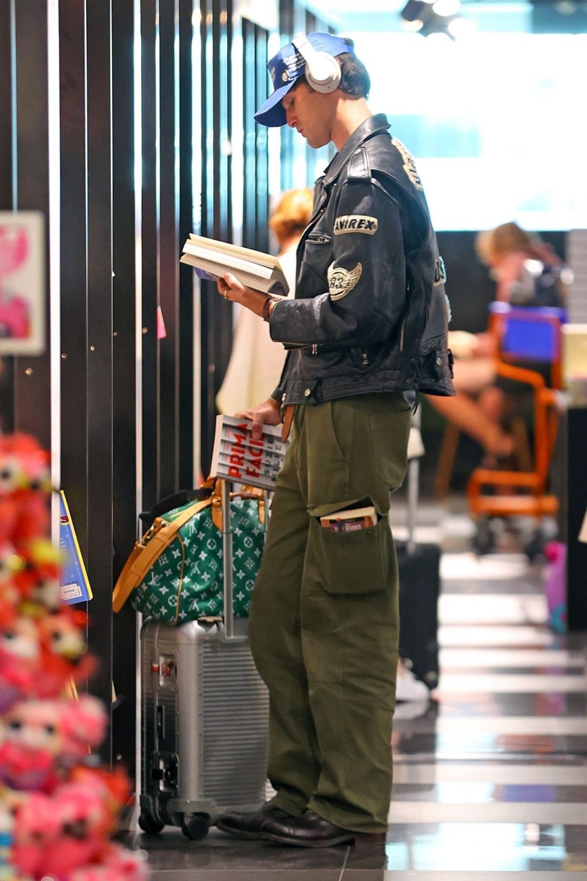 Jacob Elordi 是當今 It Bag 頭號收藏家？率先使用 Pharrell Williams 設計的 Louis Vuitton Speedy 手袋