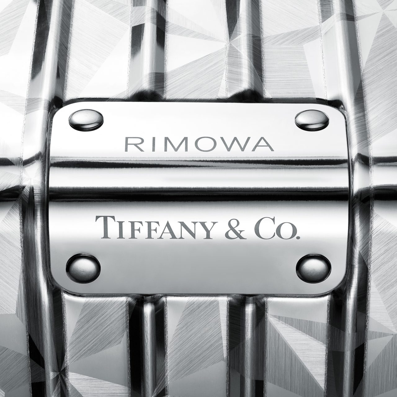 又一個夢幻聯乘？RIMOWA x Tiffany & Co. 推出聯名系列，打造奢華風格 Tiffany Blue 藍色鋁鎂合金行李箱、首飾箱⋯⋯