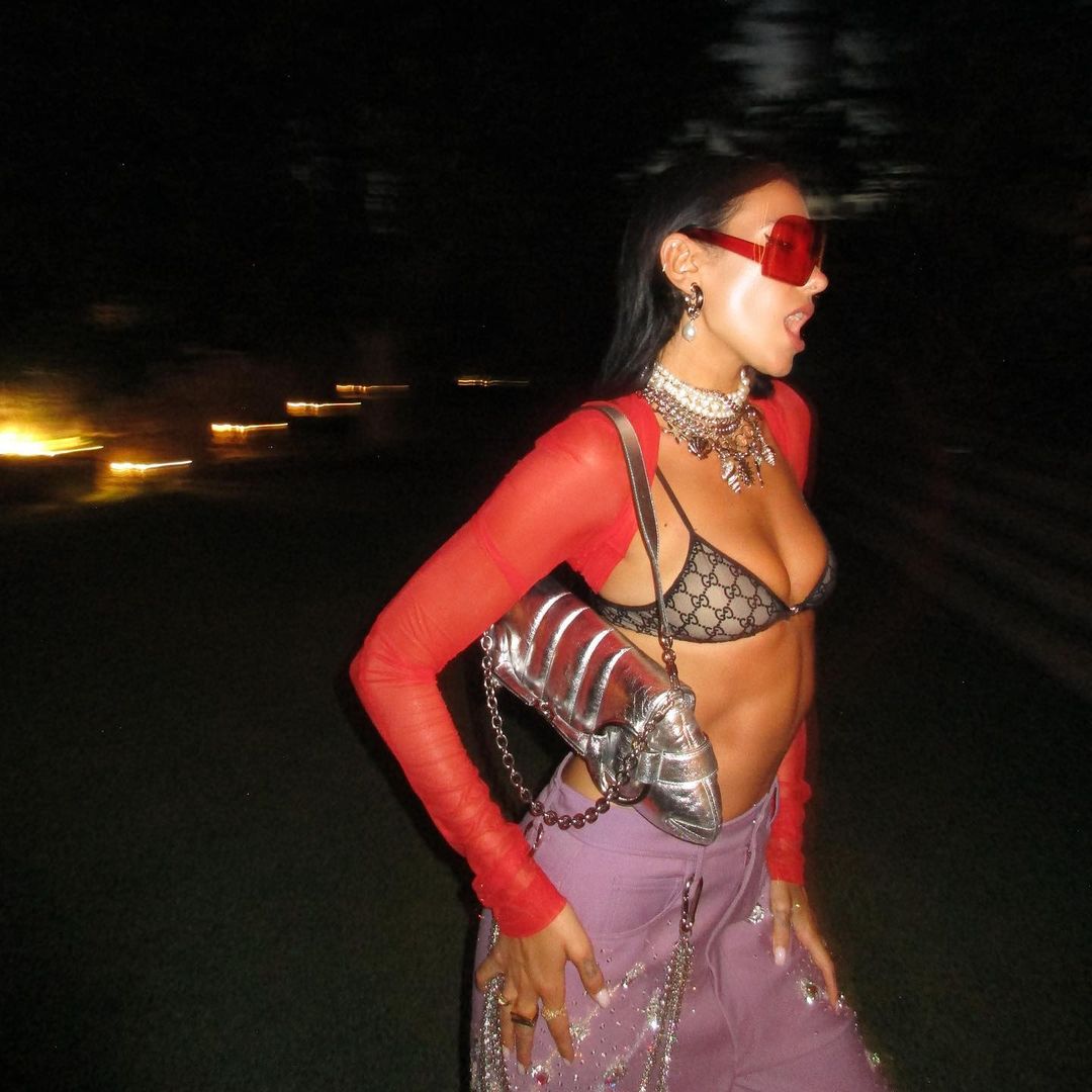 千禧年風格重臨：Kendall Jenner、Dua Lipa 率先上身的復古金屬扣 Gucci Horsebit 鏈條手袋時尚回歸！