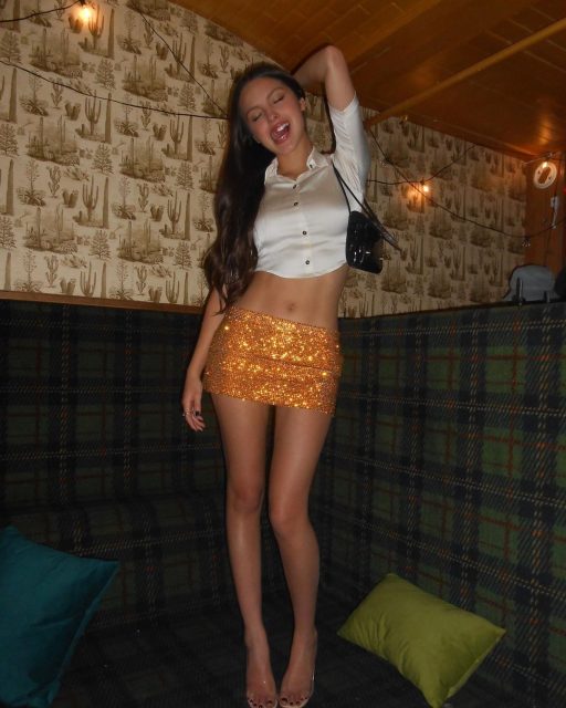 小天后 Olivia Rodrigo 也愛古著?揭秘復古亮片迷你裙造型背後的故事⋯⋯