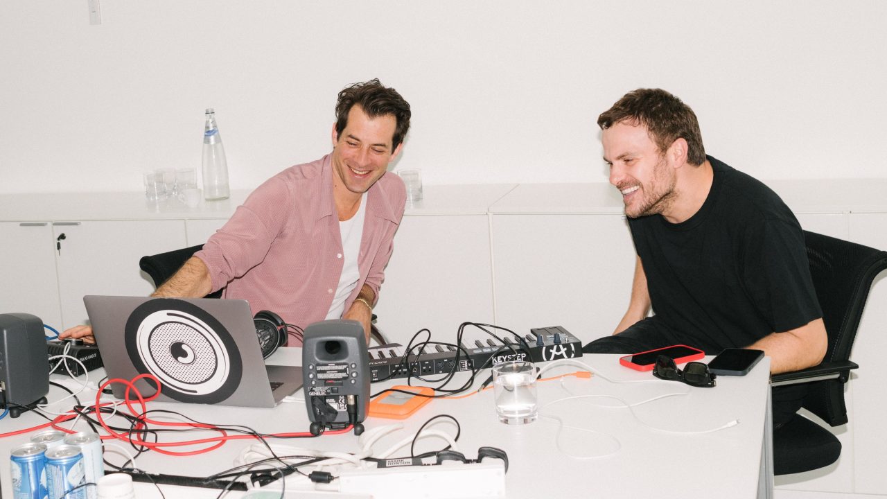 揭秘《芭比》真人電影原聲大碟監製、音樂製作人 Mark Ronson 為 Sabato De Sarno 的 Gucci 首秀打造動聽配樂背後的故事⋯⋯！