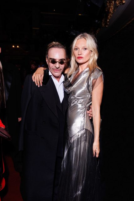 Kate Moss 於《Vogue World: London》中穿着的金銀絲面料禮服,是 John Galliano 向她寫的一封情書⋯⋯