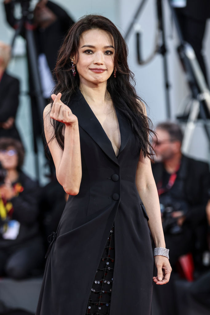 威尼斯影展2023｜盤點「最美評審」舒淇的美容造型 由隨性到高貴展現不同的美！