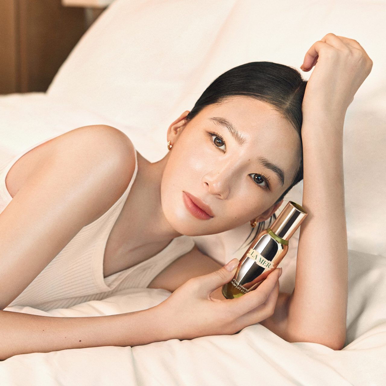 La Mer最新提升緊緻精華成為Irene Kim鏡頭後的美容秘密！在忙碌日程下如何保持緊緻明亮肌膚？