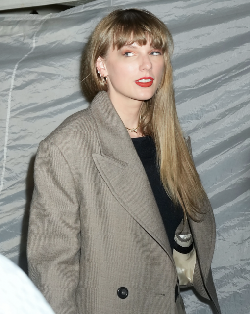 Taylor Swift率先示範兩款不同秋日妝容:橙調眼妝打造溫暖的「南瓜妝」以及冷酷的黑色眼線妝