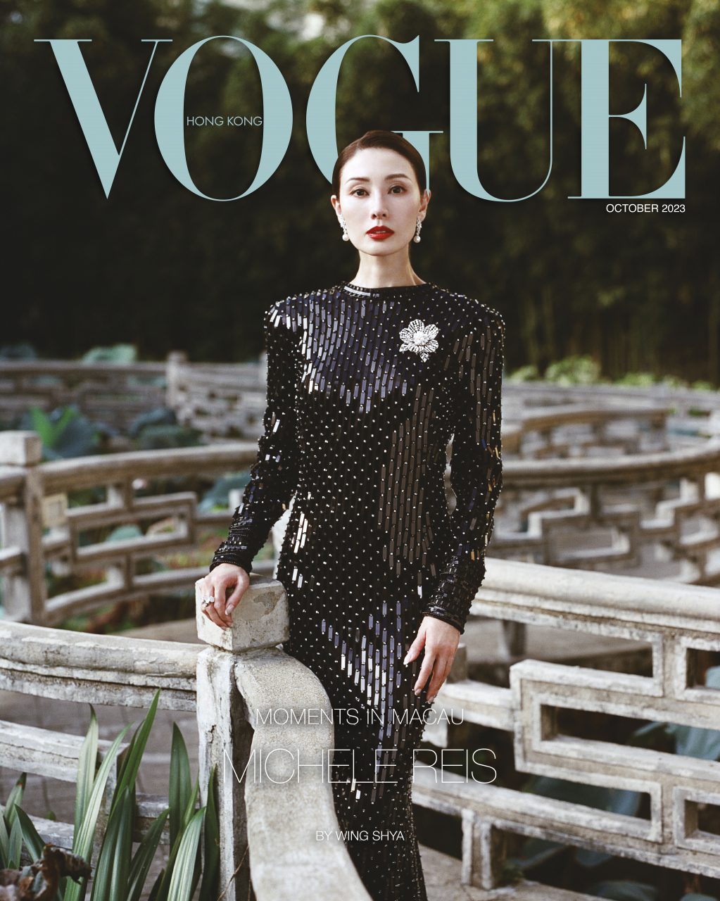 訂閱《VOGUE》香港版電子書及紙本實體書：十月刊｜李嘉欣在鏡頭前久違露面 漫步於蘇州風韻的亭園之間