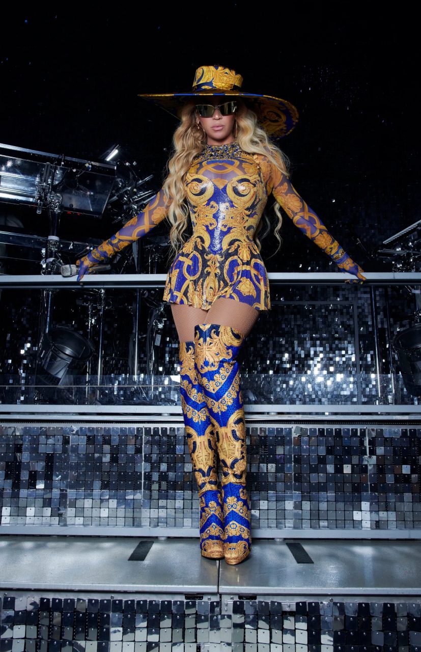 Beyoncé 42歲生日演出《Virgo’s Groove》，更邀請 Donatella Versace 親自為 Queen B 量身訂製 Versace 設計加冕