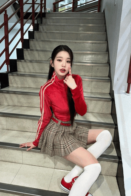 百褶短裙穿搭!Taylor Swift 將熱潮漸減的學院風再次帶起,Blackpink、張員瑛、泫雅、Olivia Rodrigo 都紛紛仿效!