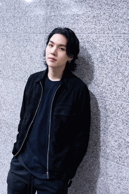 Style File:BTS 成員 Suga 呼應個人音樂風格的搖滾造型!作為 Valentino 品牌大使的他如何同時駕馭休閒與正裝系列?