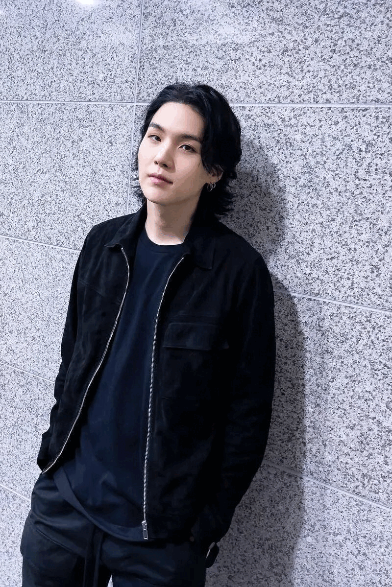 Style File：BTS 成員 Suga 呼應個人音樂風格的搖滾造型！作為 Valentino 品牌大使的他如何同時駕馭休閒與正裝系列？
