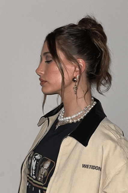 Hailey Bieber 的飾品搭配技巧大公開!可愛的水果耳環是她的近期最愛⋯⋯?