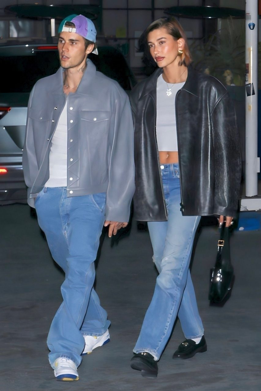 Hailey Bieber 和 Justin Bieber 重回「情侶裝」風格！雙雙以皮革外套配牛仔褲造型示人