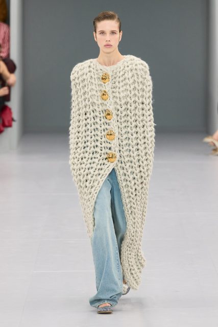 Loewe 探索怪異有趣的新輪廓!超高腰褲、大頭針半截裙⋯⋯|Spring / Summer 2024