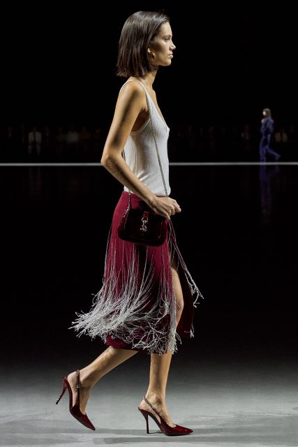 2023秋冬就穿「Burgundy」!Hailey Bieber、Gigi Hadid、Rihanna的演繹時髦又高級!