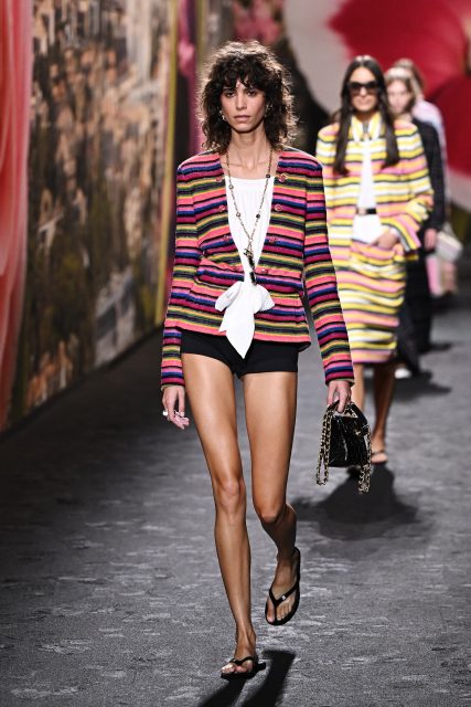 「人字拖」將成新季大熱單品?Chanel 2024 春夏系列讓人字拖重返時尚地位