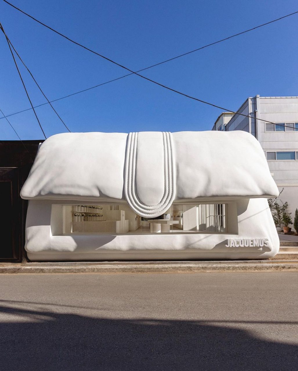 Jacquemus 在首爾開設 Café fleurs Pop-up 概念店！全白色打造的Bambimou袋款外型建築太可愛了吧⋯⋯
