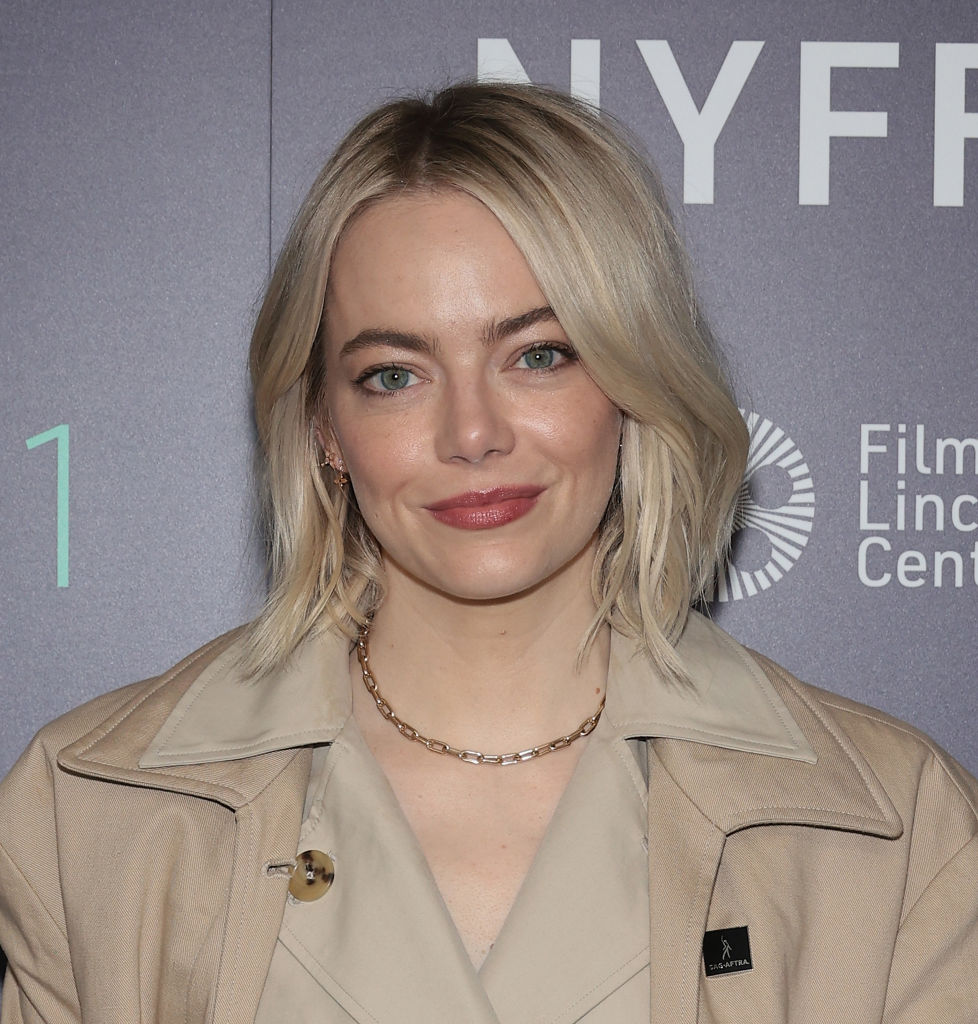 Emma Stone由紅調髮色轉成大熱灰金髮！打造出型格率性感