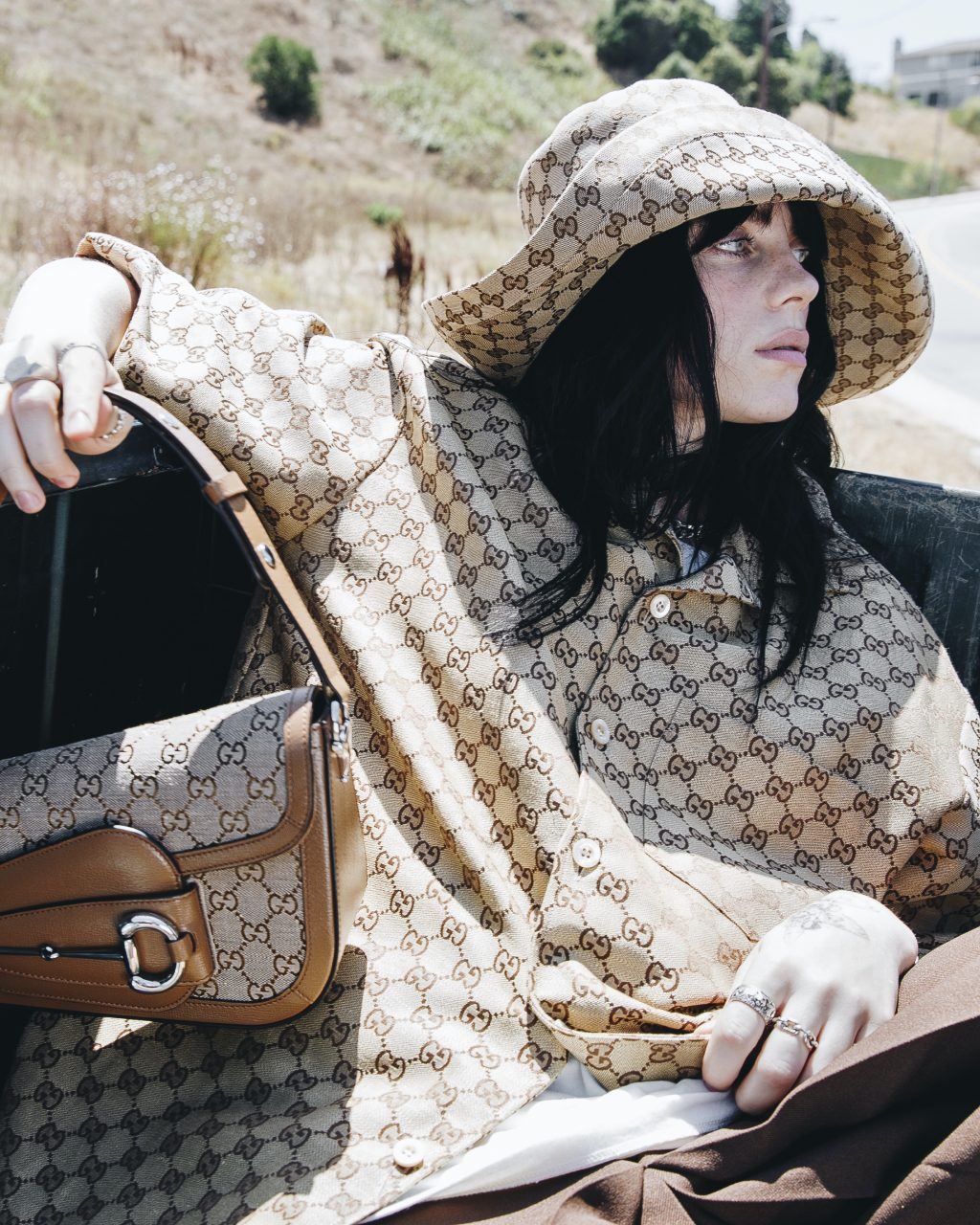 Billie Eilish 演繹Gucci新版Horsebit 1955手袋！不對稱設計配上全新Demetra環保物料