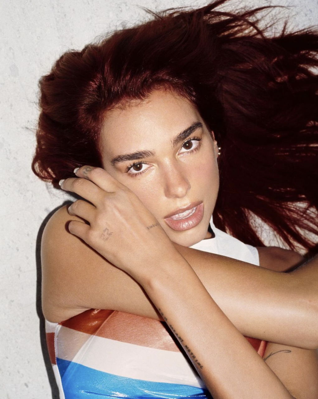 Dua Lipa回歸Instagram！以大熱紅髮再度掀起髮色熱潮