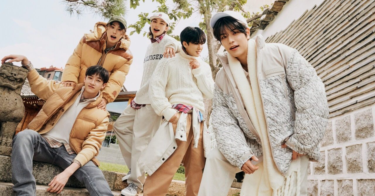 Stray Kids 在 Tommy Hilfiger 2023 秋季廣告大片中穿上了最新 New York Puffer 羽絨外套，享受着成員之間彼此的溫馨陪伴