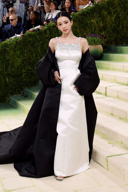 Style File:aespa 隊長 Karina 身著 Prada 訂製禮服首登 Met Gala,一文了解「人間 AI」的百變氣質!