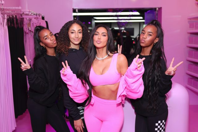 除了「人造乳頭」話題設計,估值還超過40億,Kim Kardashian塑身衣品牌SKIMS到底有甚麼成功秘訣?