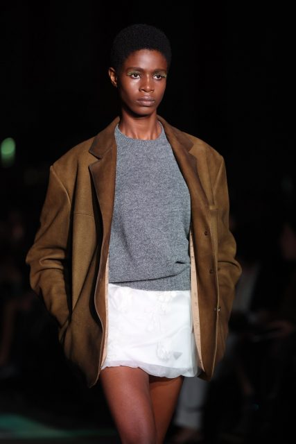 今年秋冬的投資是入手一件「灰色冷衫」!從 Uniqlo 到 Miu Miu 精選 13 款灰色毛衣⋯⋯
