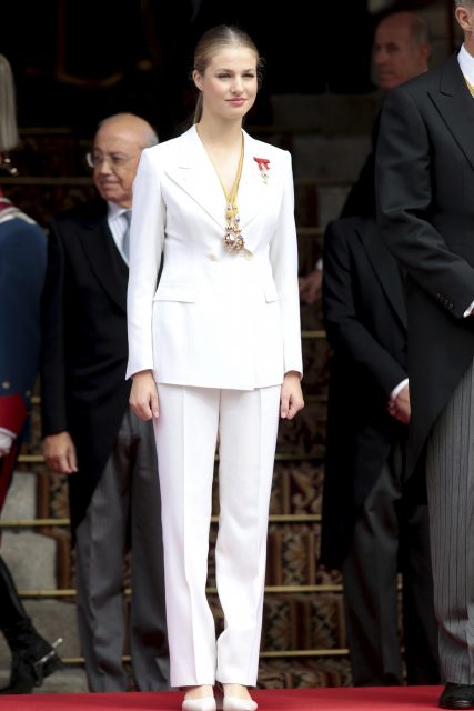 王室新制服!西班牙Leonor公主鍾愛的白色褲裝,凱特王妃Kate Middleton、Meghan Markle等王室成員都青睞!