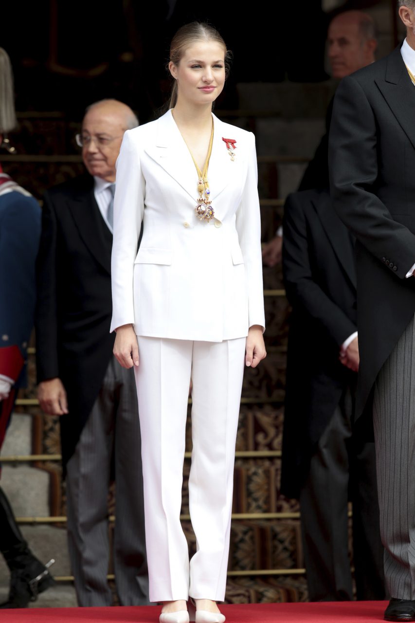 王室新制服！西班牙Leonor公主鍾愛的白色褲裝，凱特王妃Kate Middleton、Meghan Markle等王室成員都青睞！