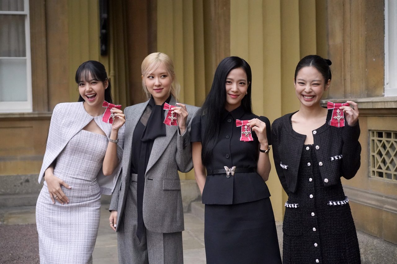 BLACKPINK被授予英國最高榮譽MBE勳章！榮譽之外，她們當晚的穿搭堪比新時代的「權力著裝」