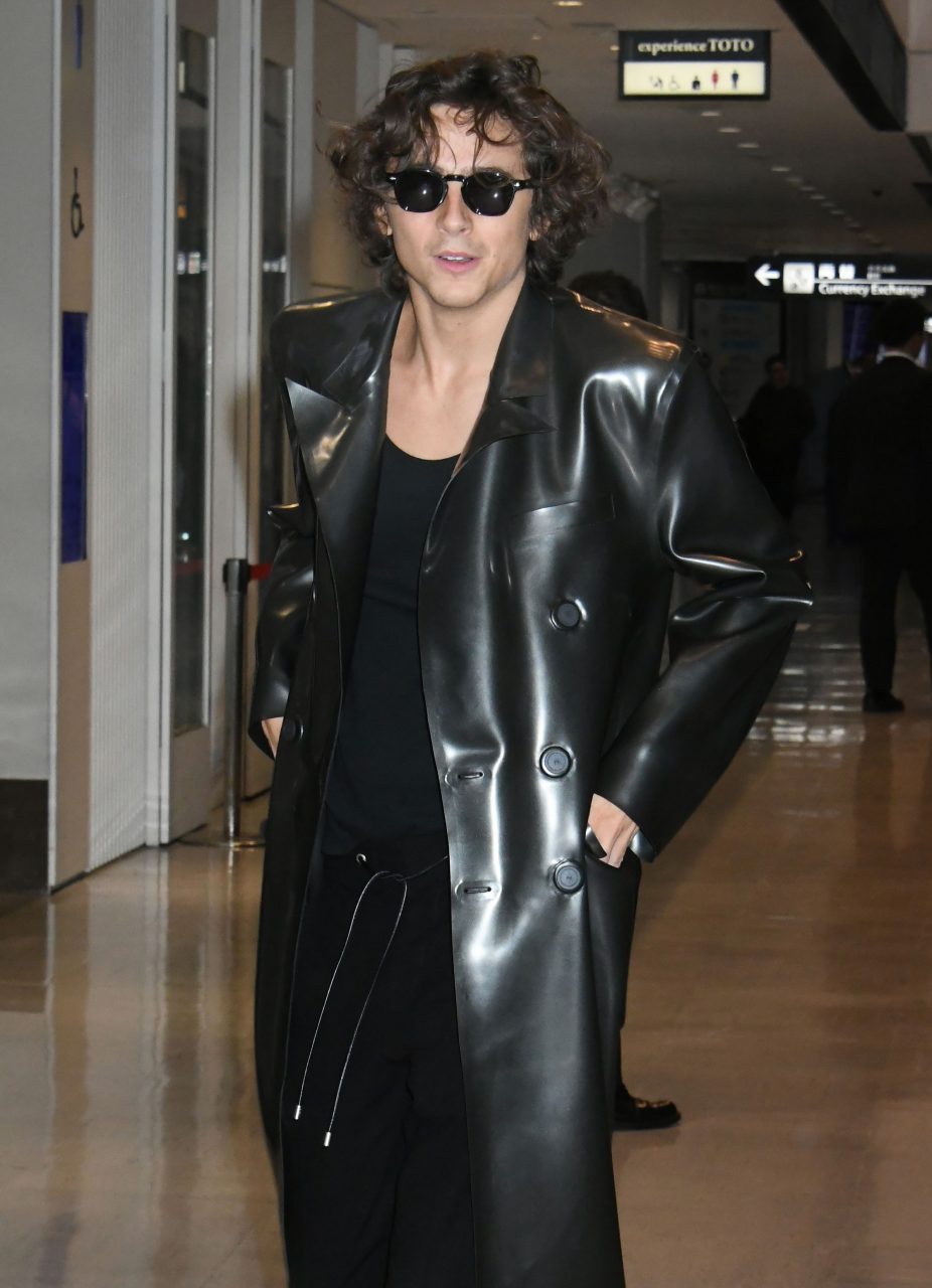 甜茶 Timothée Chalamet 換上黑色乳膠大衣，將機場造型化身行走的 Matrix！