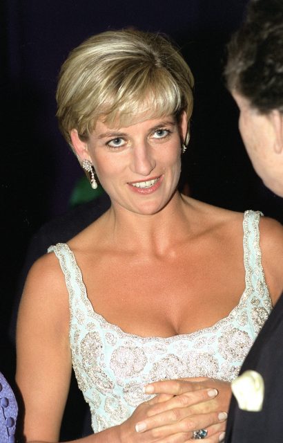 《王冠》(The Crown)重新掀起戴安娜王妃的90年代法式美甲熱潮！一種適合任何膚色的美甲