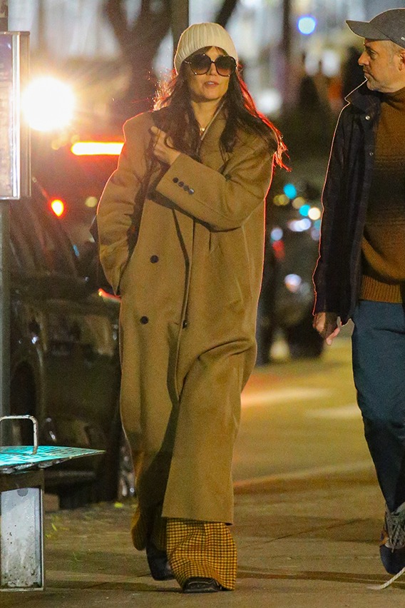 「舒適女孩 Cosy-Girl」風格當道！穿搭女王  Katie Holmes 延續冬日舒適休閒風格