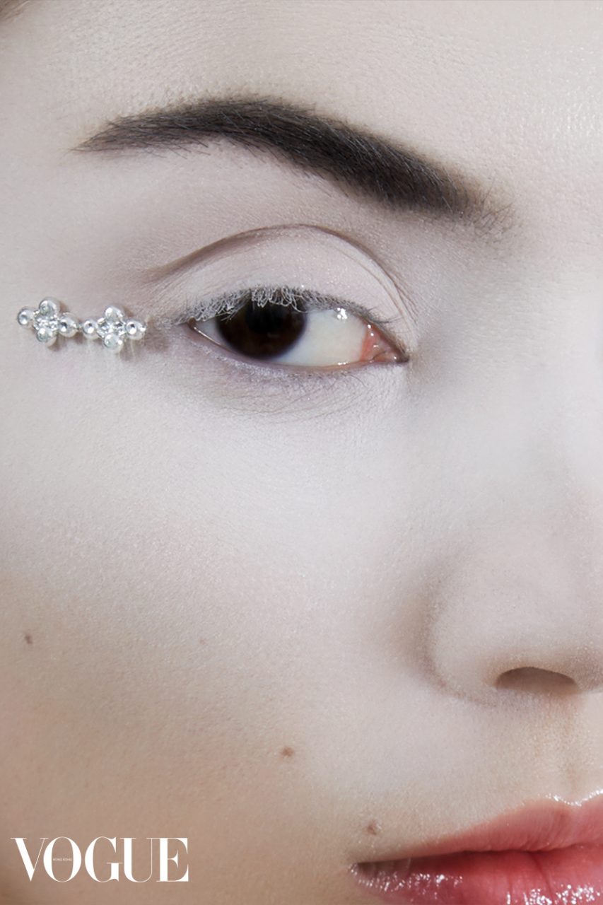 派對眼妝之選：寶石妝該怎樣打造？把閃石成為一條發亮的眼線