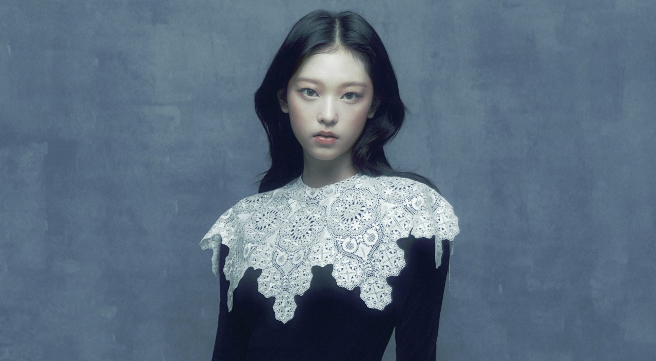 訂閱《VOGUE》香港版電子書及紙本實體書：十二月刊｜NewJeans HAERIN 如花朵正在燦爛綻放