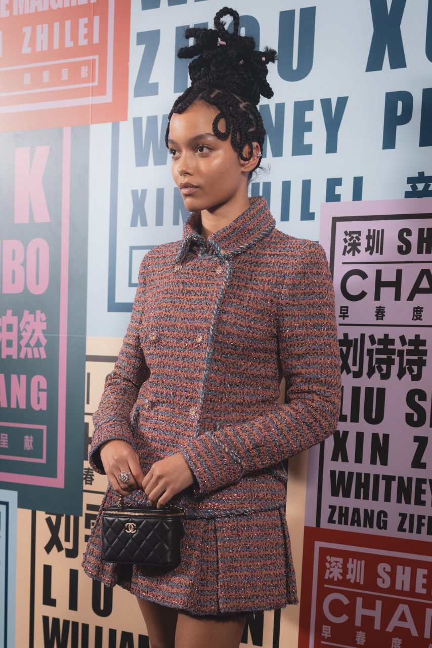 新生代女演員Whitney Peak出席CHANEL於深圳舉行Cruise 2024時裝展，現場分享對時尚與電影的獨有情感
