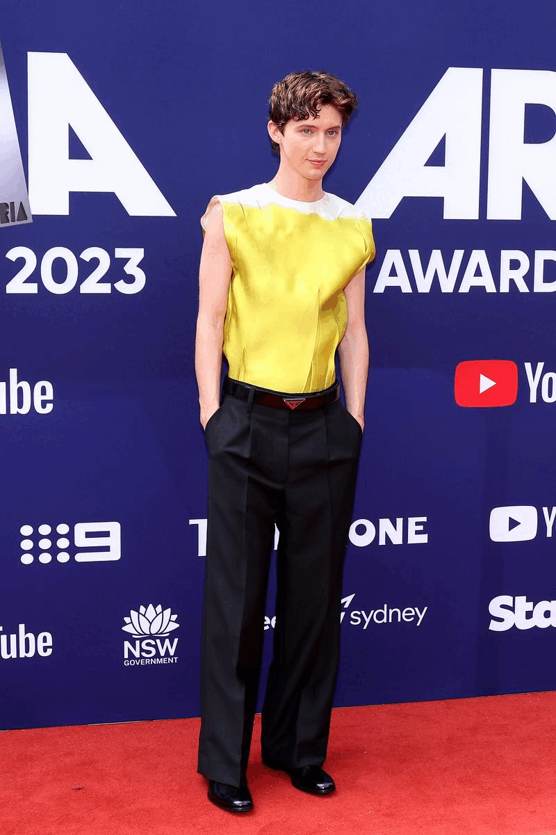 演繹刻在DNA裡的敢穿！Troye Sivan最新紅地毯造型用男女裝混搭造型顛覆穿衣常規！