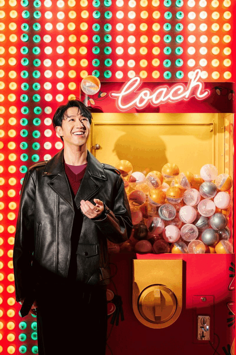 由Jay Fung馮允謙帶你走進 #COACHHOLIDAY聖誕限定店的繽紛世界， 感受箇中無限驚喜、精彩與歡欣！