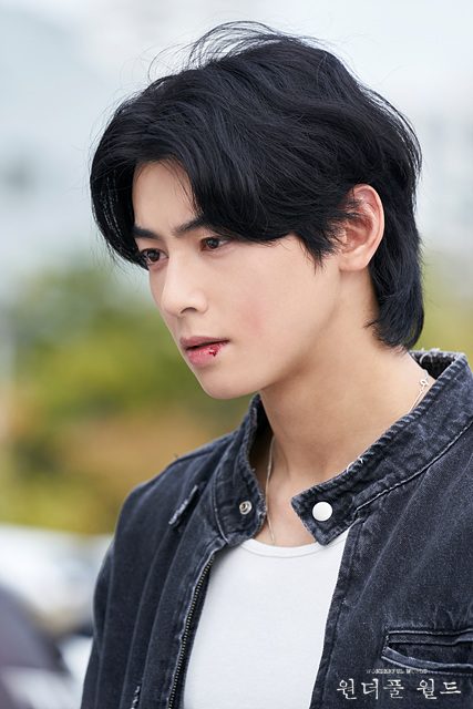 Disney+《美好世界》釋出前導預告與大量劇照！車銀優復仇懸疑新作與金南珠大談 26 年差母子戀！