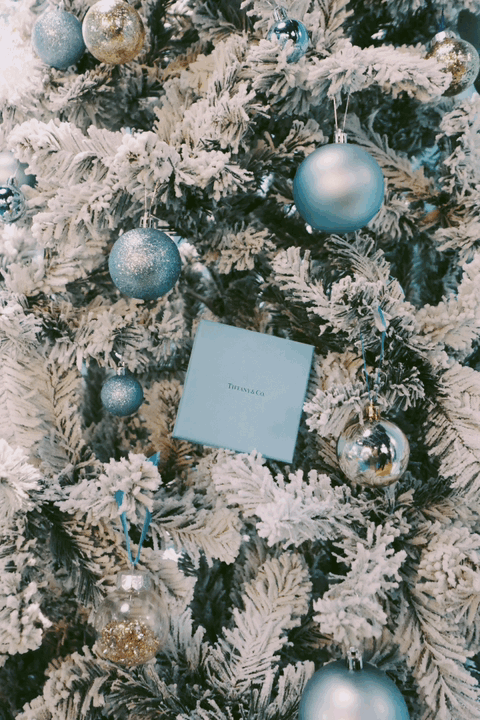 VOGUE Hong Kong 為你打開藏在Tiffany Blue® Box裏的節日魔法，感受一份星光熠熠的醉心驚喜！