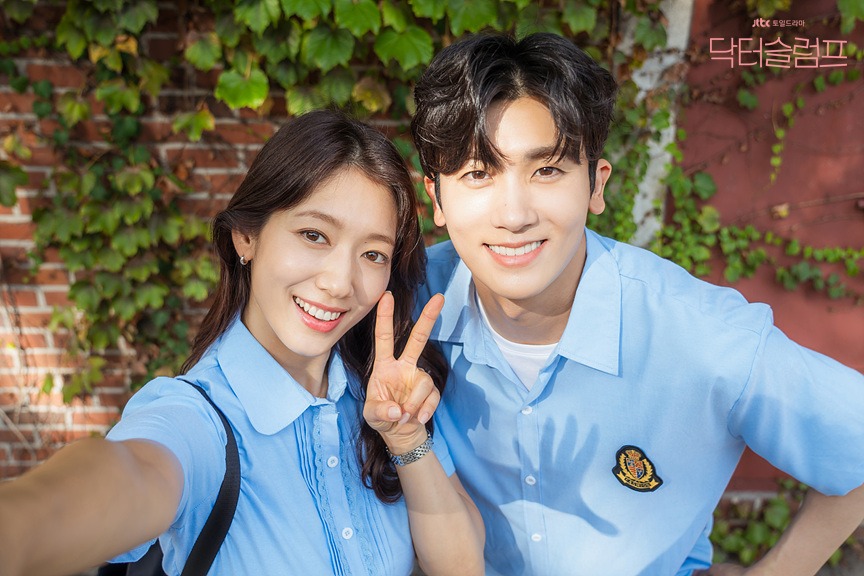 《低谷醫生》 7 大看點！朴信惠朴炯植《繼承者們》事隔十年再度合體，穿上校服飾演醫生情侶！