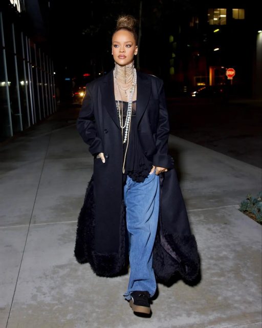 Rihanna將珍珠頸鏈戴出新高度,混搭Quiet Luxury風格,演繹冬日街頭造型範本!