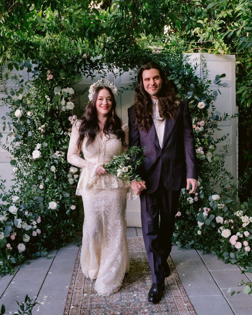 《雷神》女星 Kat Dennings在洛杉磯家中低調完婚！身着Alexander McQueen復古婚紗、來賓只有15人