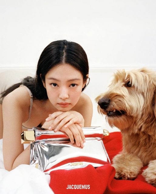 Jacquemus 邀請 Blackpink Jennie 與小狗們出鏡最新聖誕廣告大片！寒冬中與毛小孩窩在家絕對是最溫馨的聖誕活動！